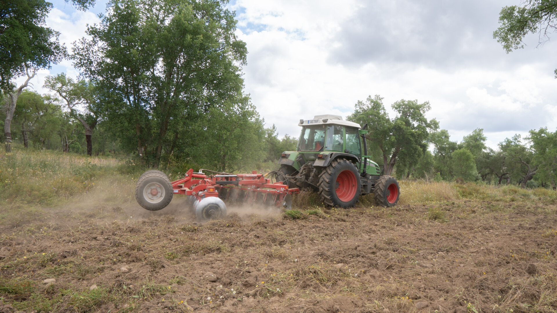 Gradagem de terreno com trator